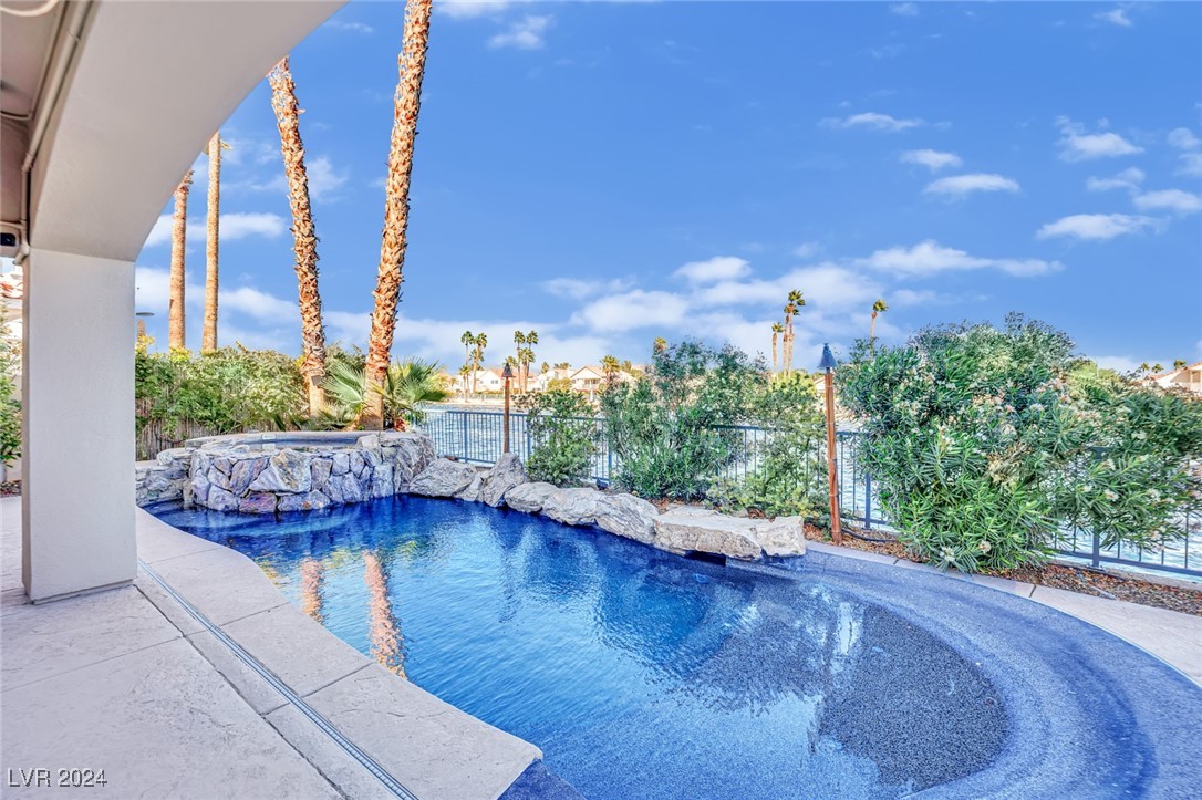 2812 Lakecrest Drive