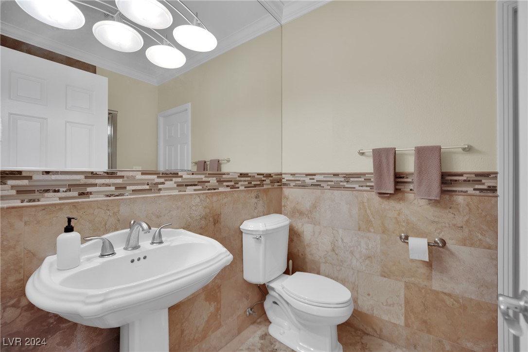 2812 Lakecrest Drive