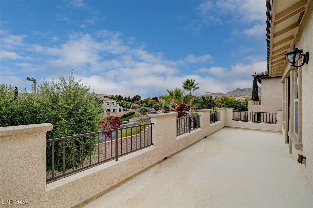 897 Las Palomas Drive