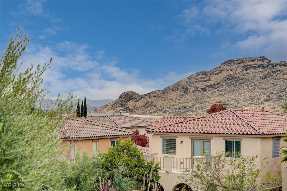 897 Las Palomas Drive