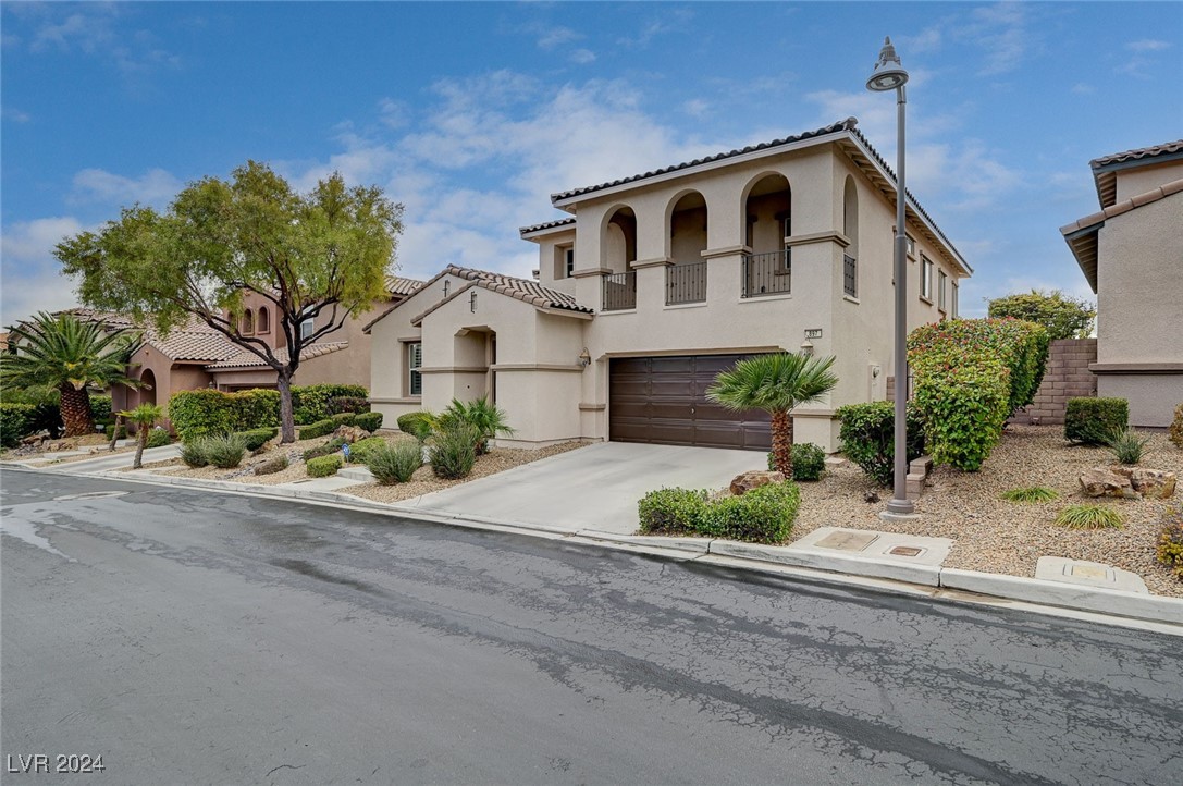 897 Las Palomas Drive
