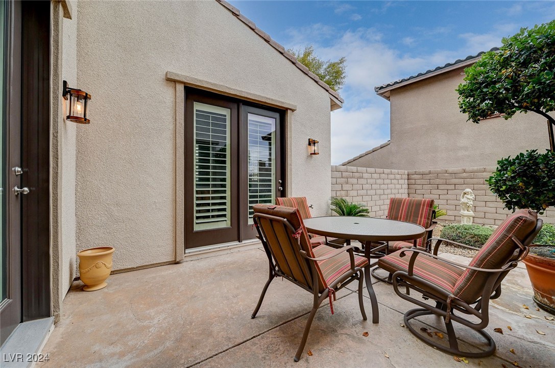 897 Las Palomas Drive
