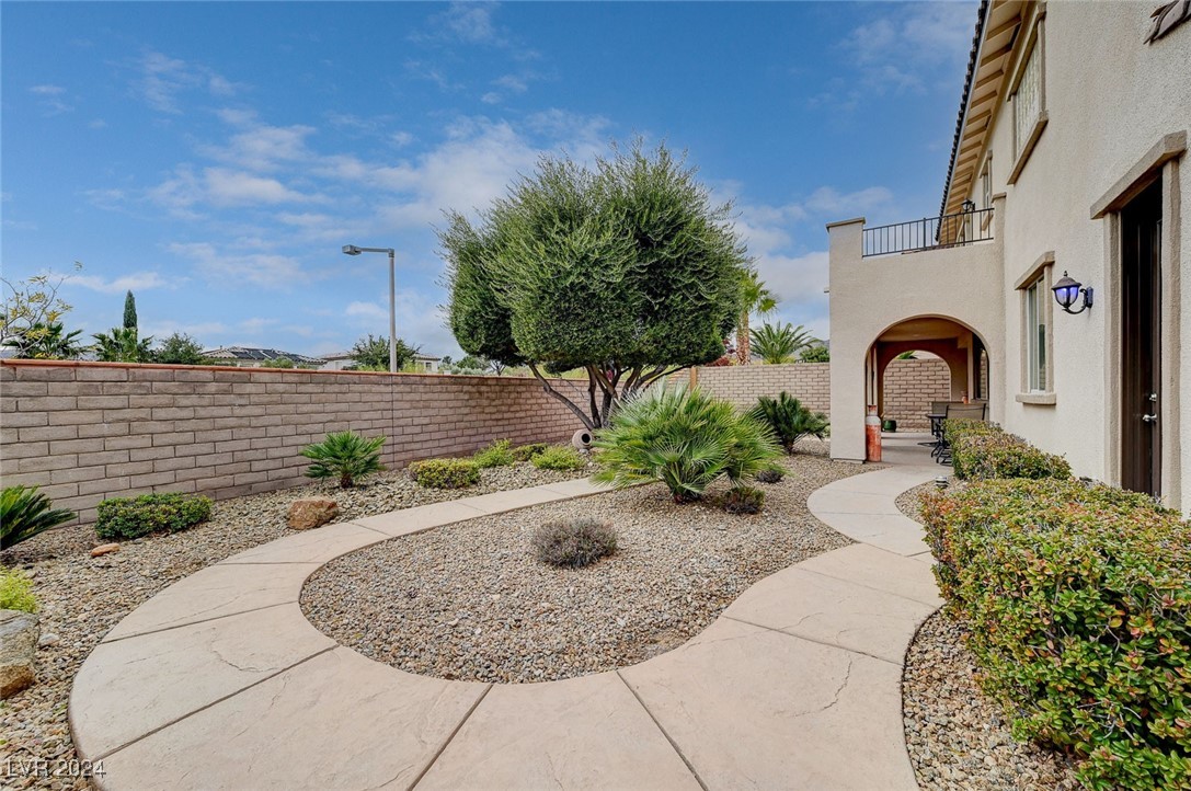 897 Las Palomas Drive