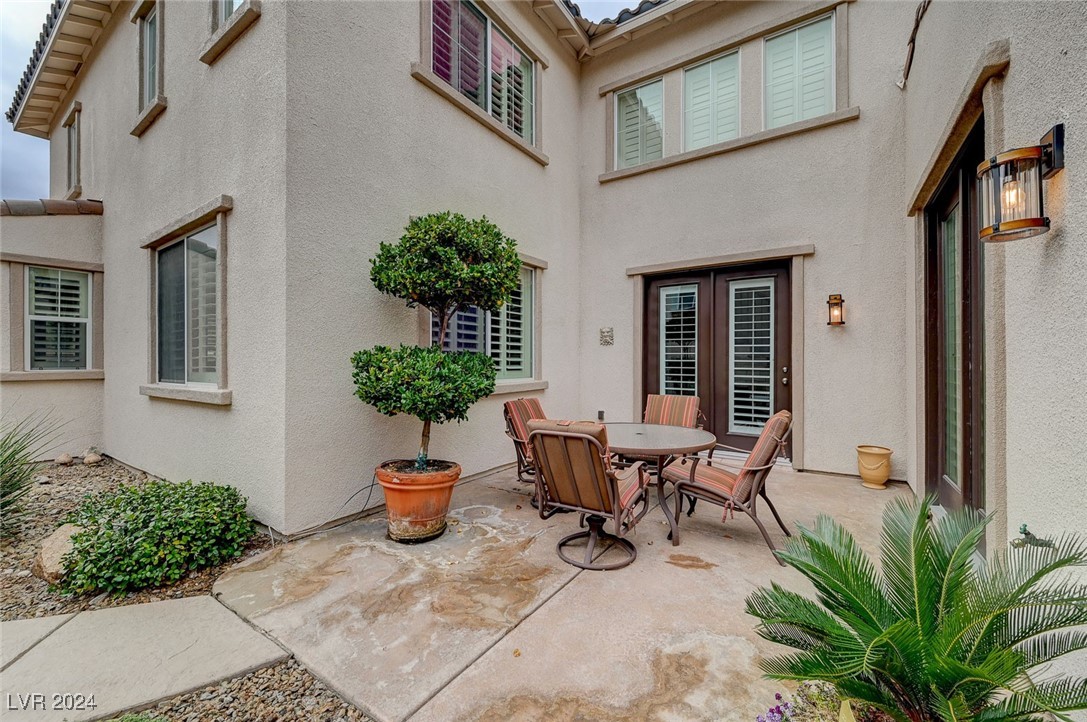 897 Las Palomas Drive