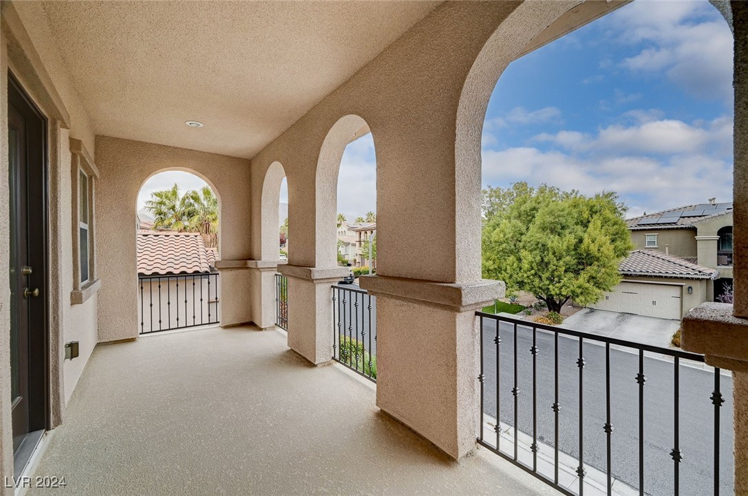 897 Las Palomas Drive