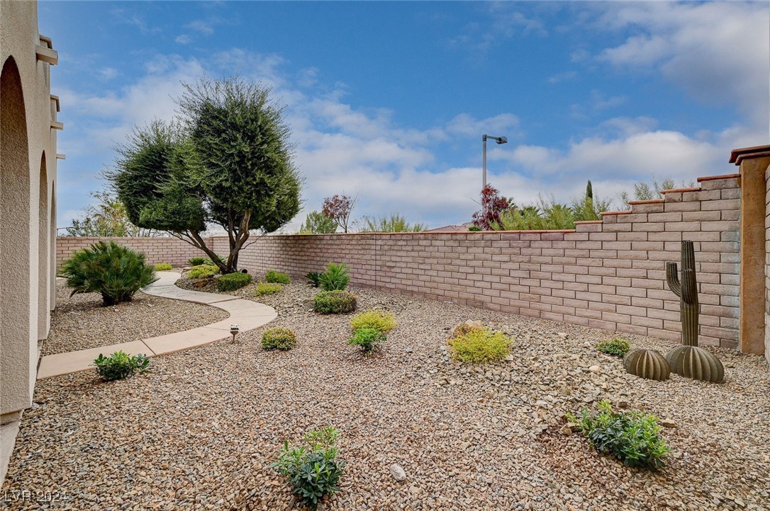 897 Las Palomas Drive