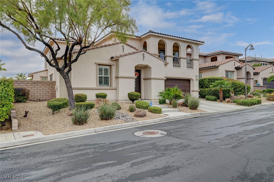 897 Las Palomas Drive
