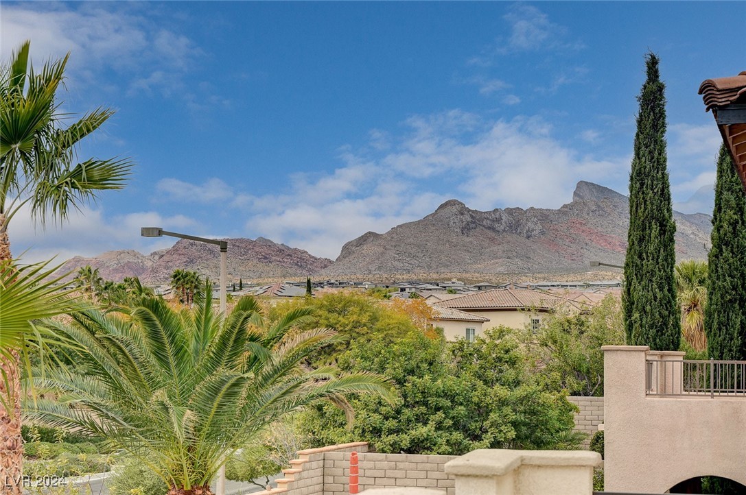 897 Las Palomas Drive