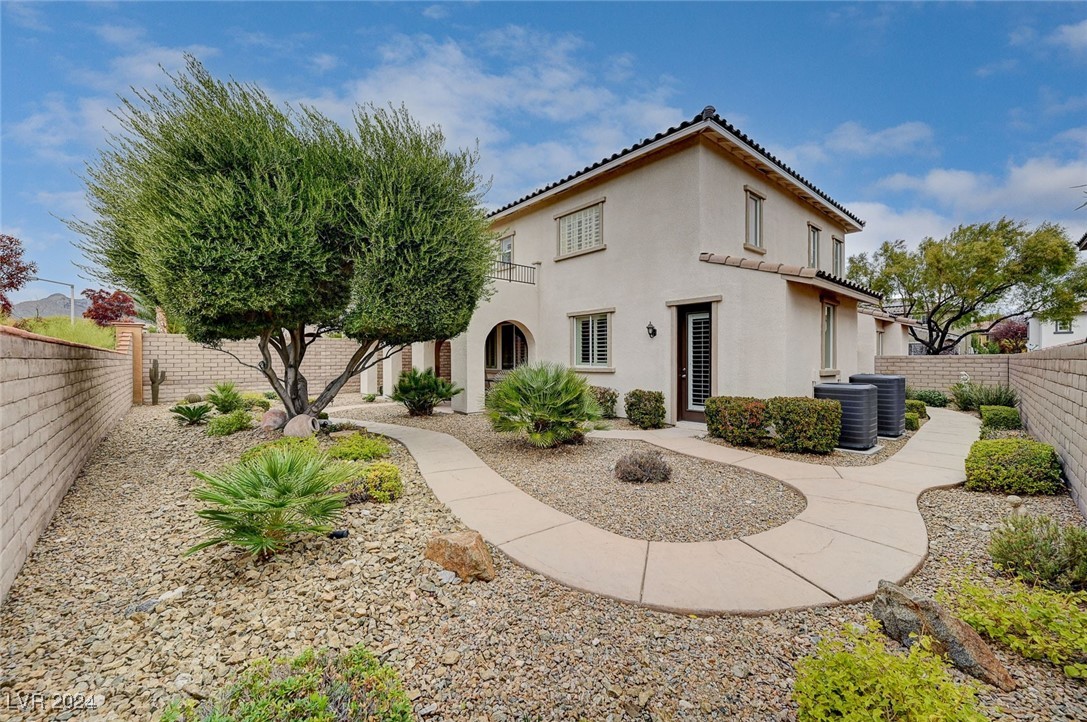 897 Las Palomas Drive