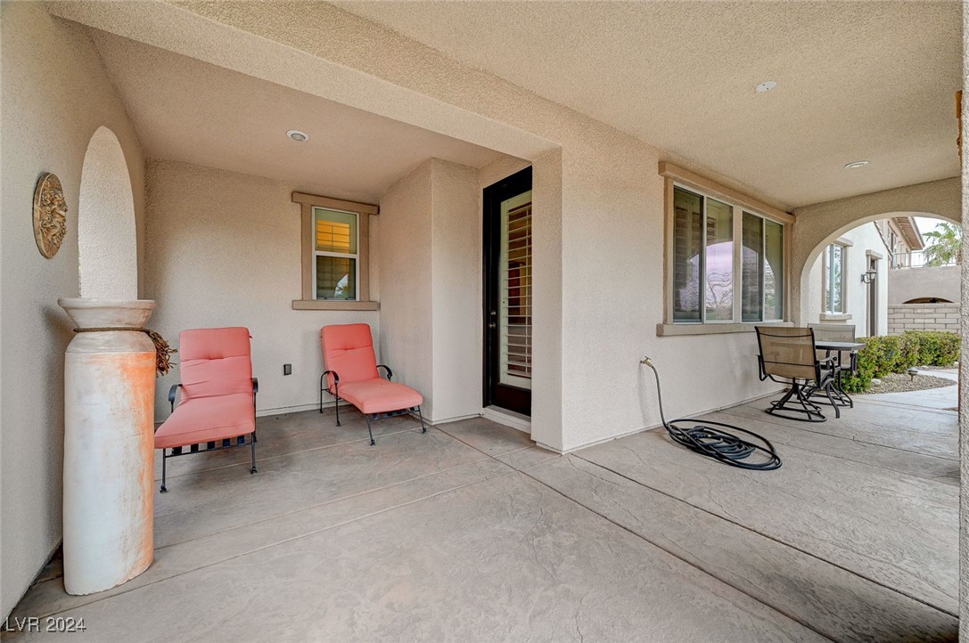 897 Las Palomas Drive