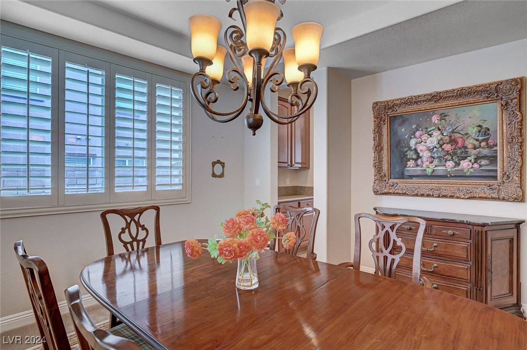 897 Las Palomas Drive