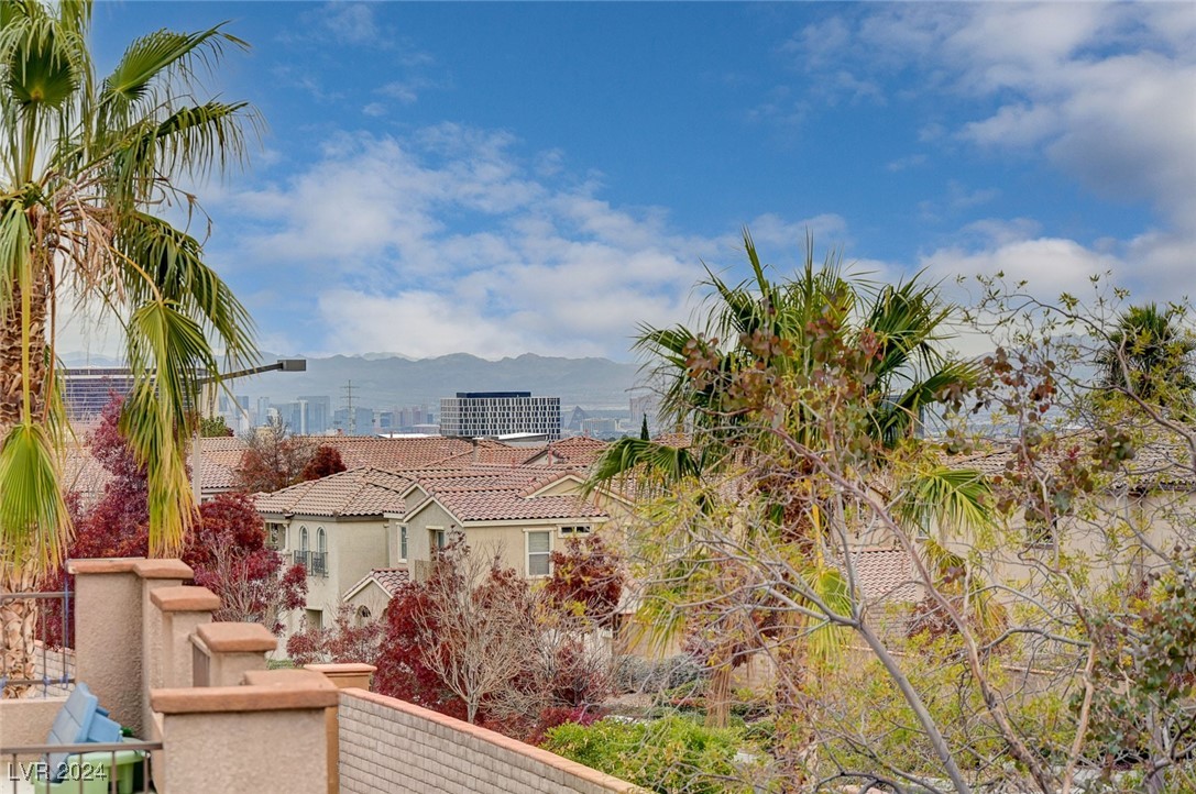 897 Las Palomas Drive