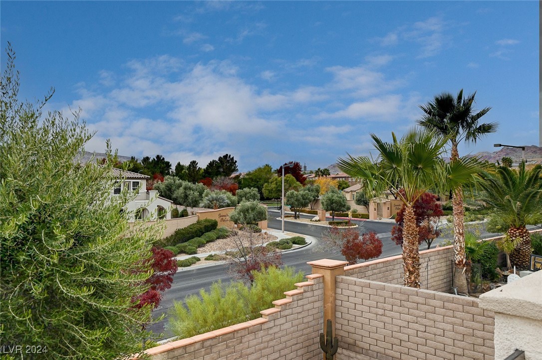 897 Las Palomas Drive