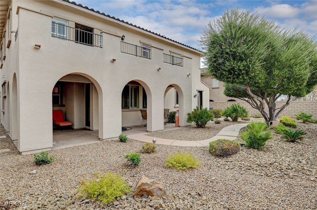 897 Las Palomas Drive