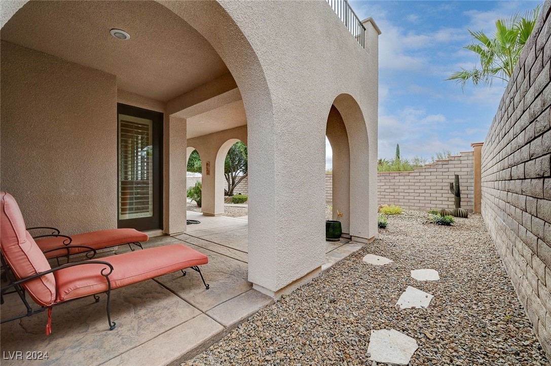 897 Las Palomas Drive