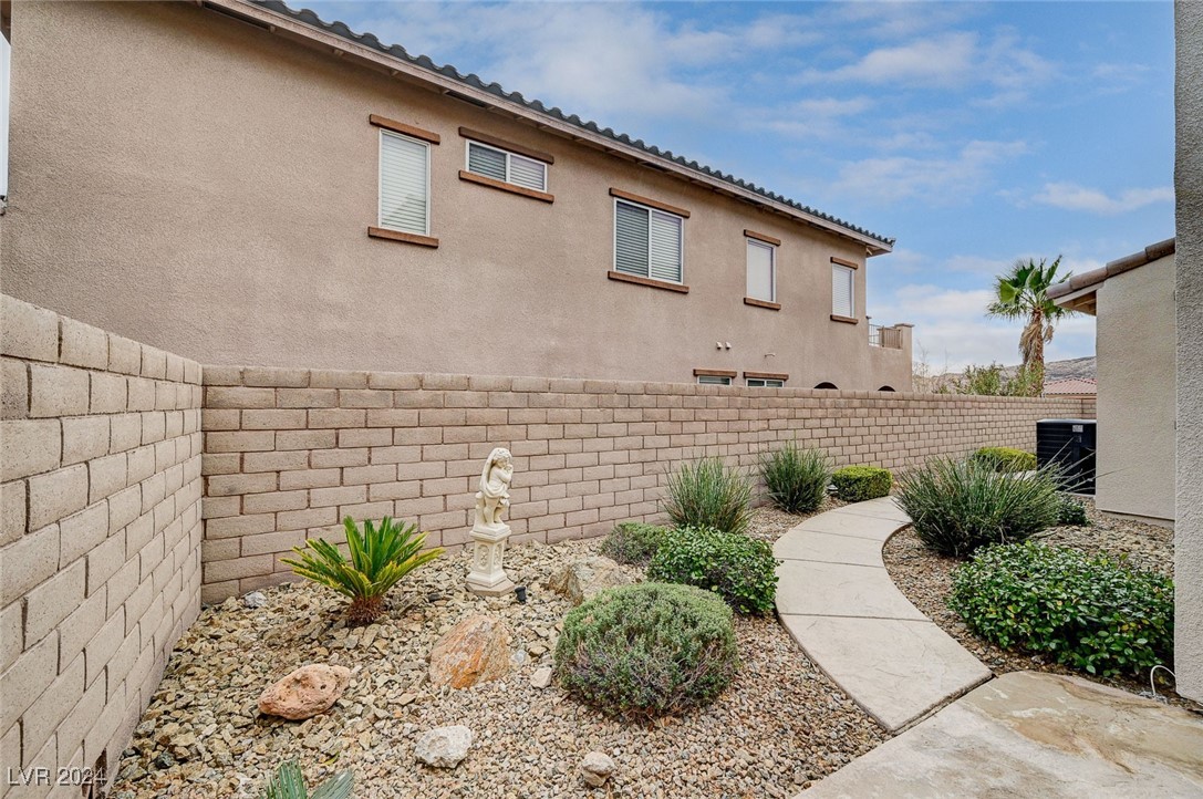 897 Las Palomas Drive
