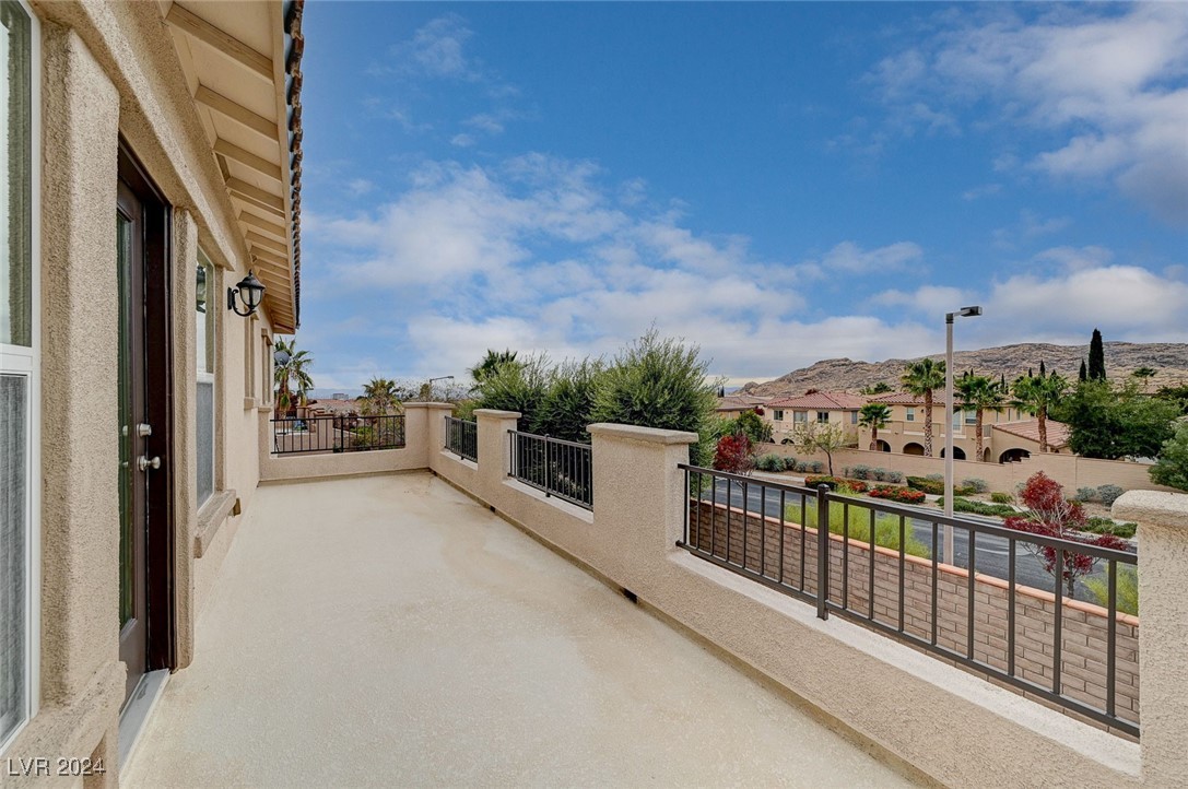 897 Las Palomas Drive