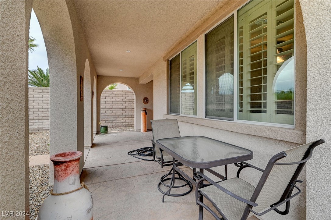 897 Las Palomas Drive