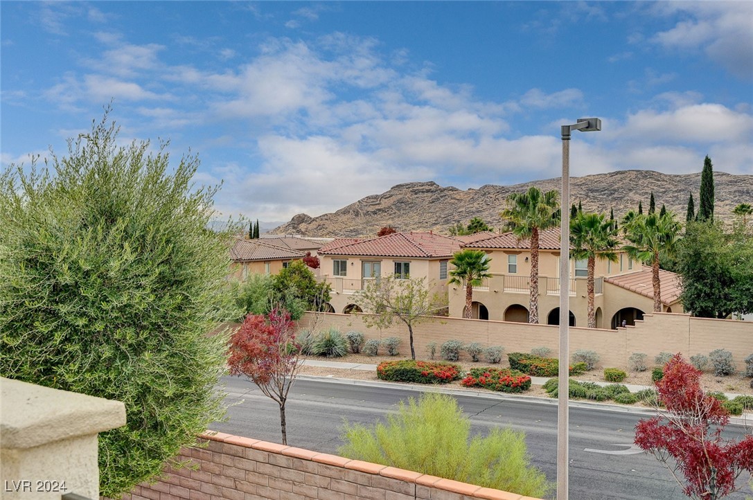 897 Las Palomas Drive