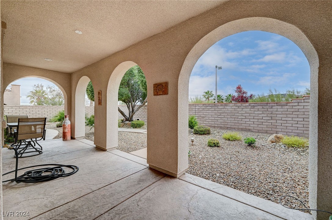897 Las Palomas Drive