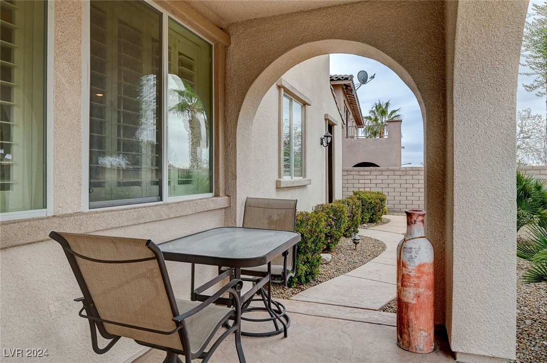 897 Las Palomas Drive