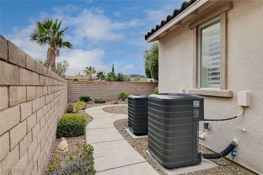 897 Las Palomas Drive