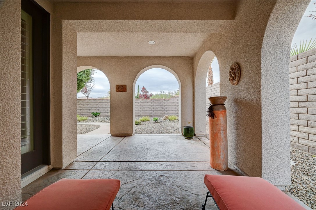 897 Las Palomas Drive