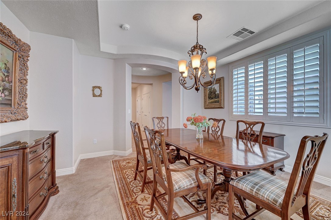 897 Las Palomas Drive