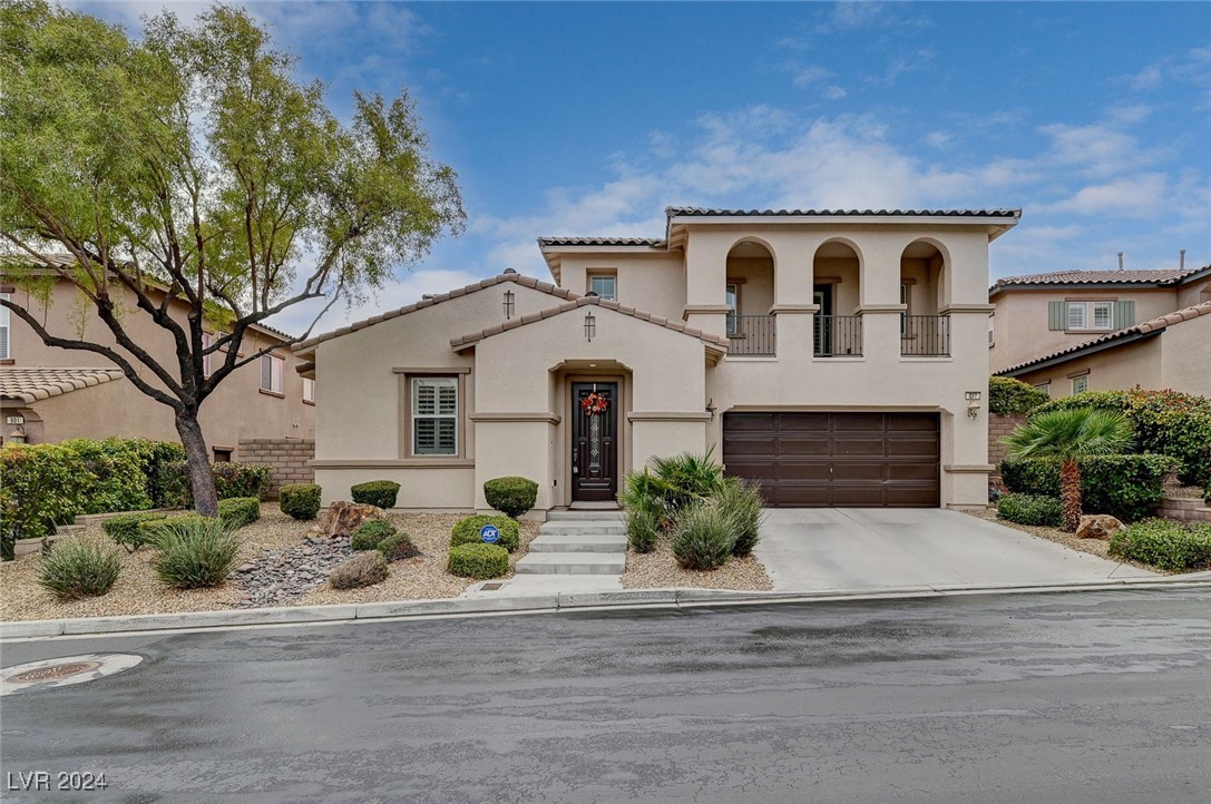 897 Las Palomas Drive