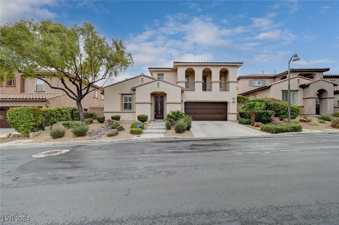 897 Las Palomas Drive