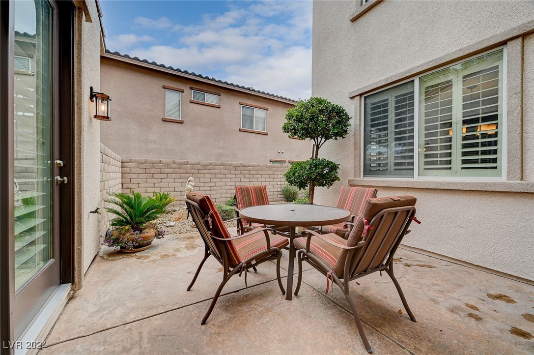 897 Las Palomas Drive