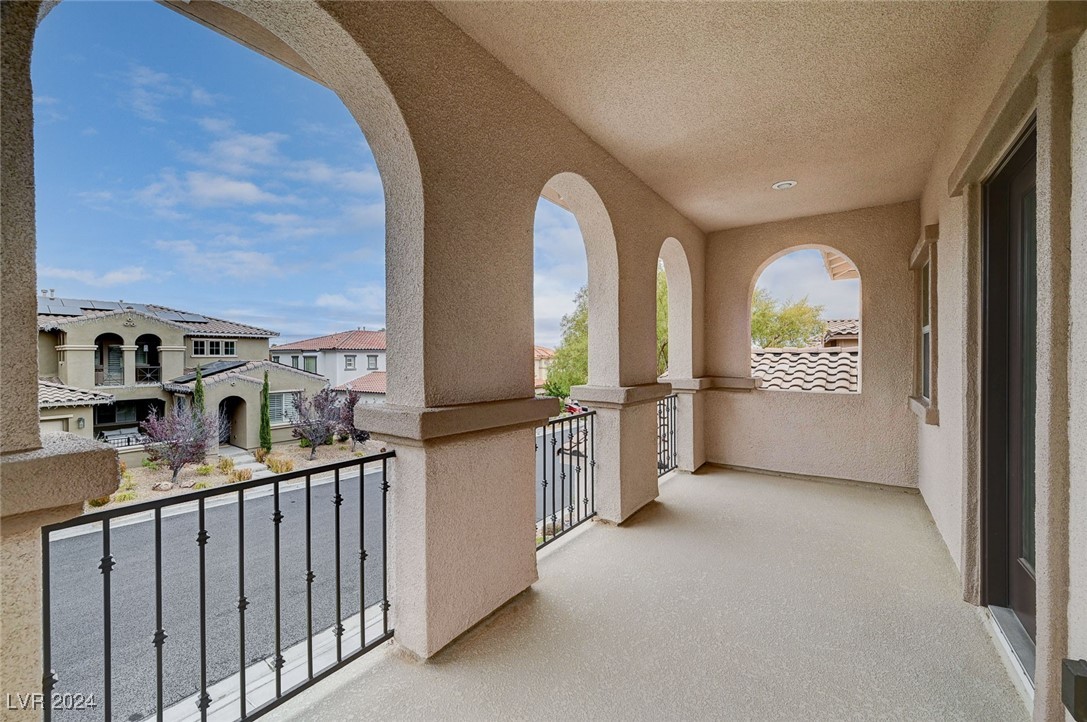 897 Las Palomas Drive
