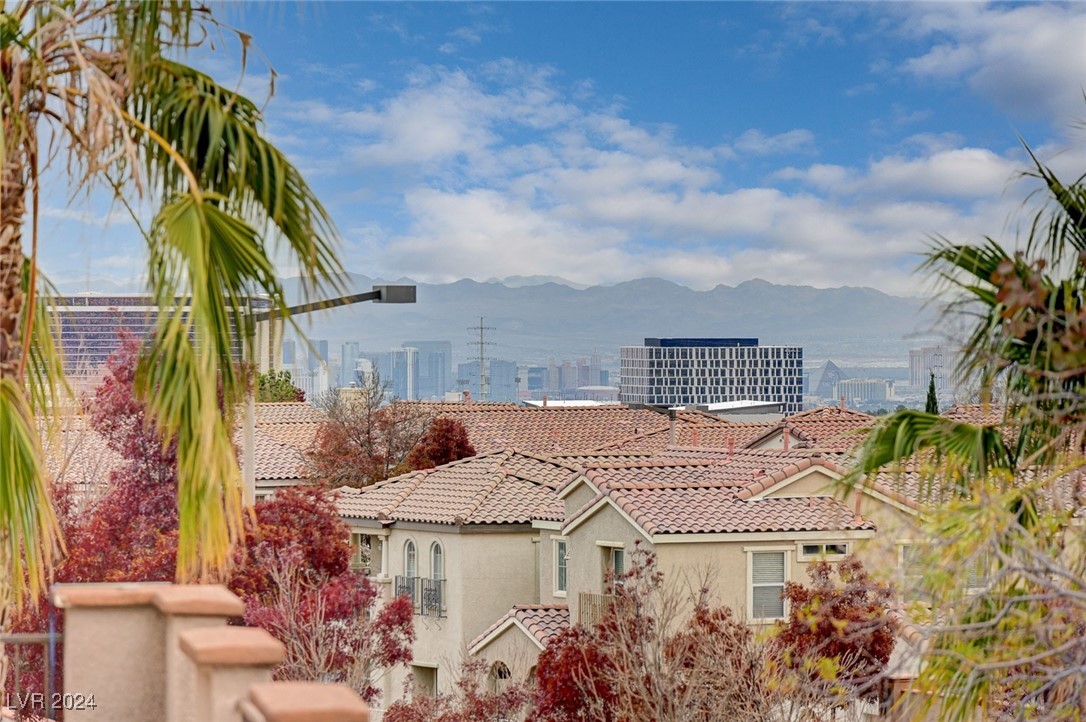 897 Las Palomas Drive