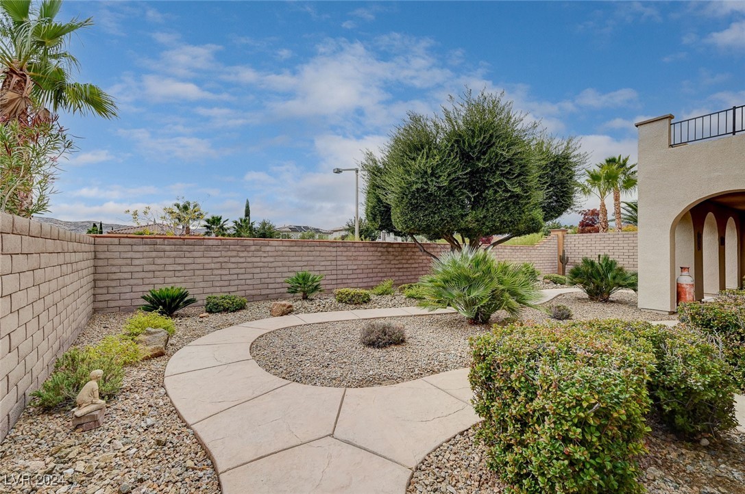 897 Las Palomas Drive