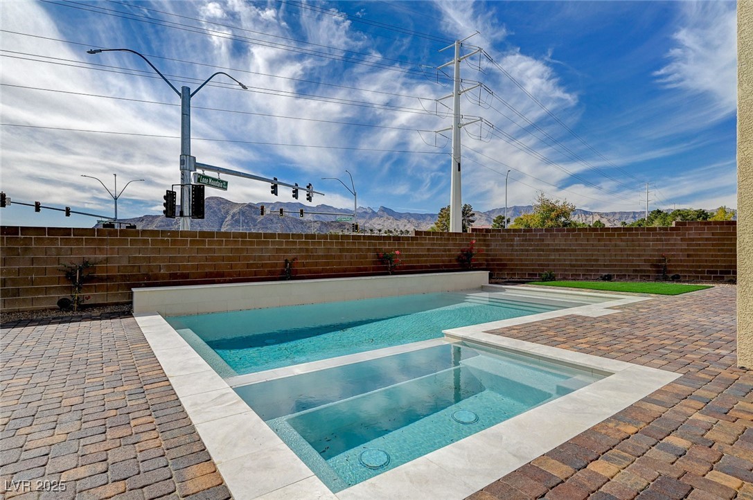 4807 Enchanted View Street