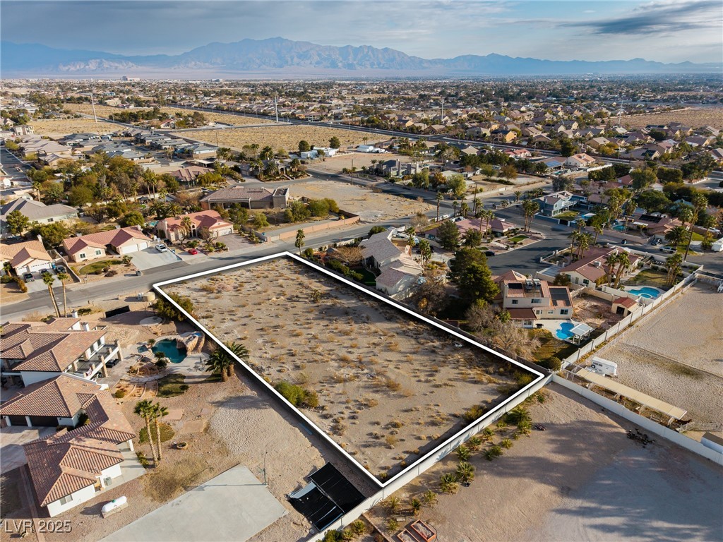 W Red Coach Avenue