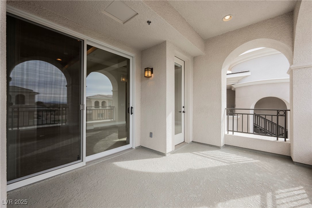 9220 Tesoras Drive 401