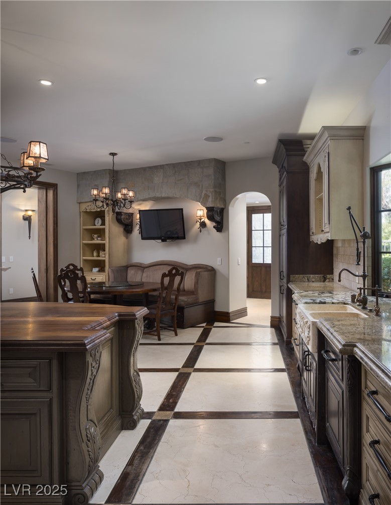 2 Awbrey Court