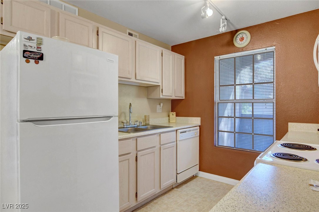 231 West Horizon Ridge Parkway 2822
