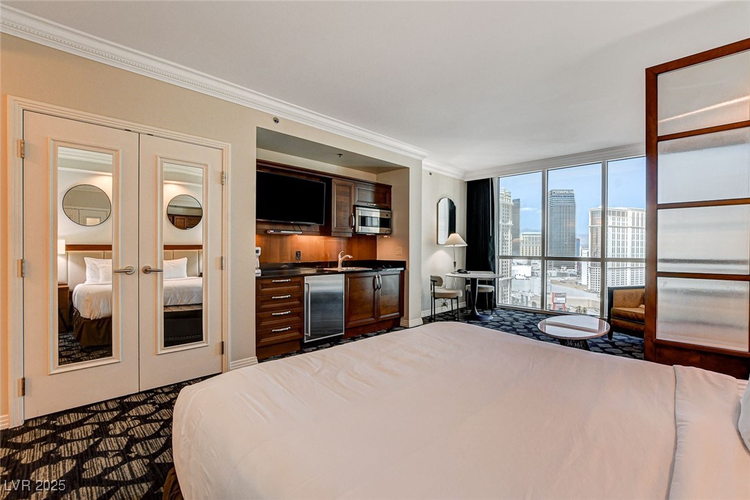 135 East Harmon Avenue 2211