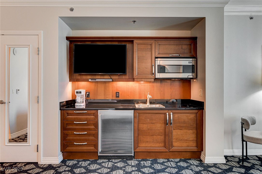 135 East Harmon Avenue 2211