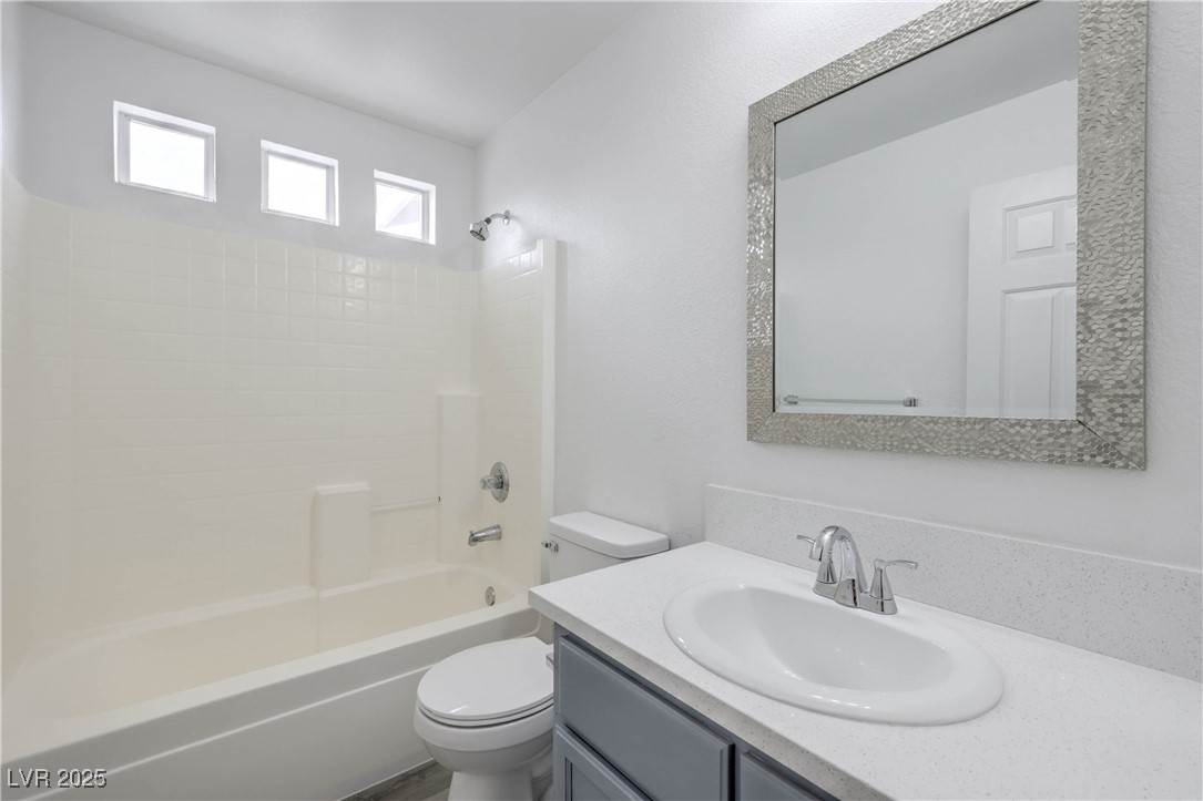 1022 Cliffbrook Hedge Avenue