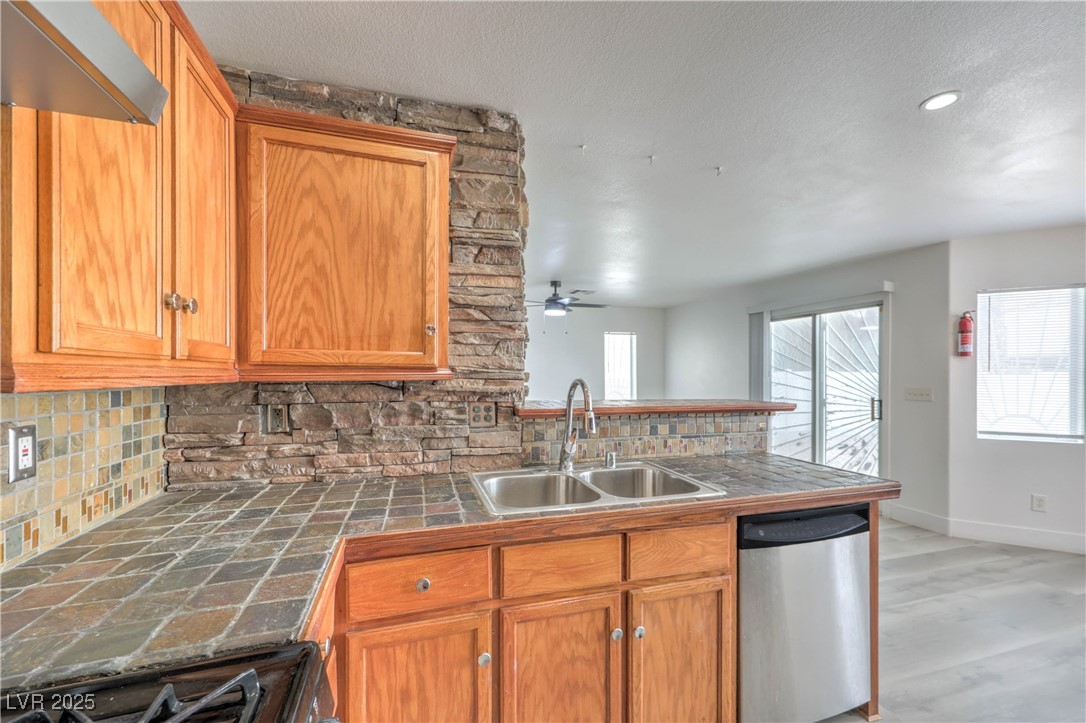 1022 Cliffbrook Hedge Avenue