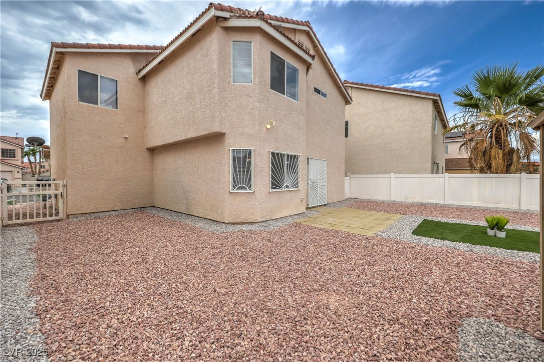 1022 Cliffbrook Hedge Avenue