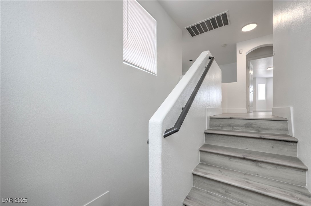 1022 Cliffbrook Hedge Avenue