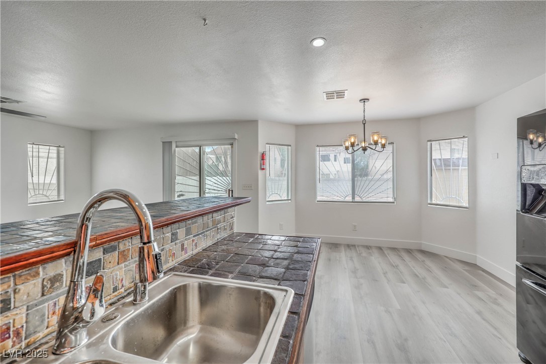 1022 Cliffbrook Hedge Avenue