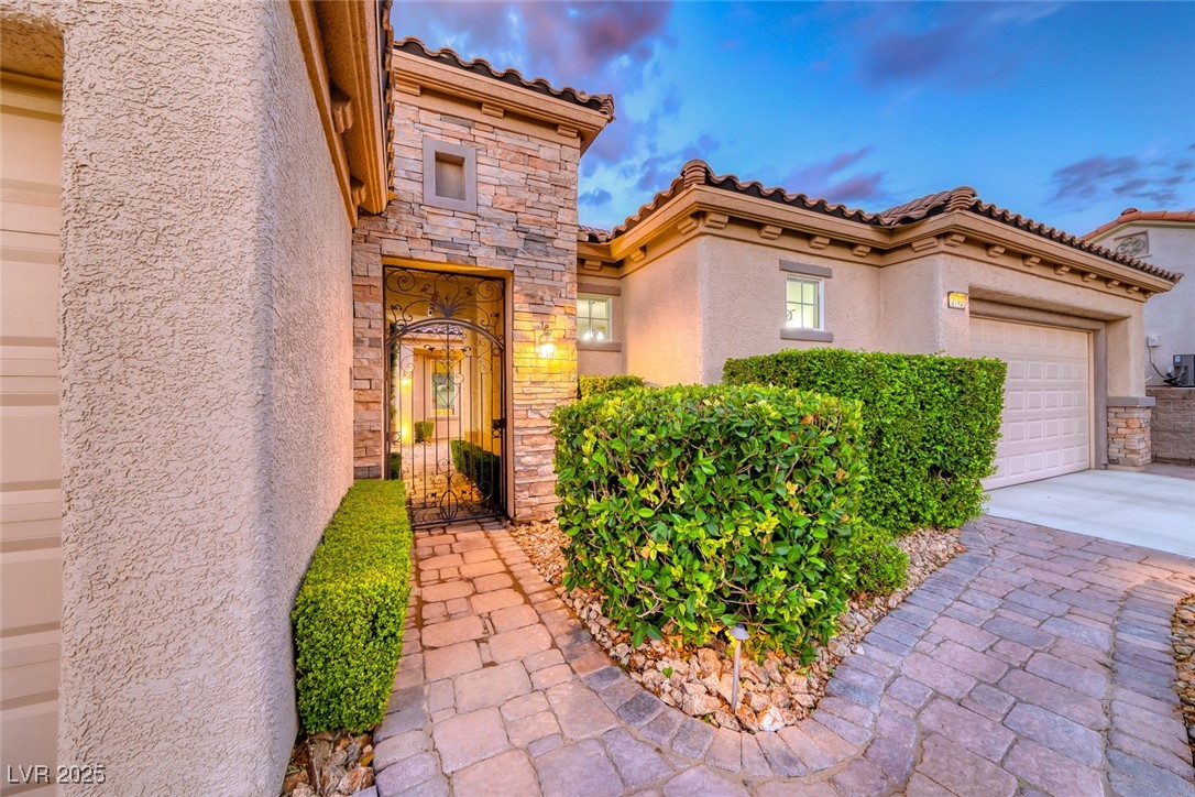 2142 Sandstone Cliffs Drive