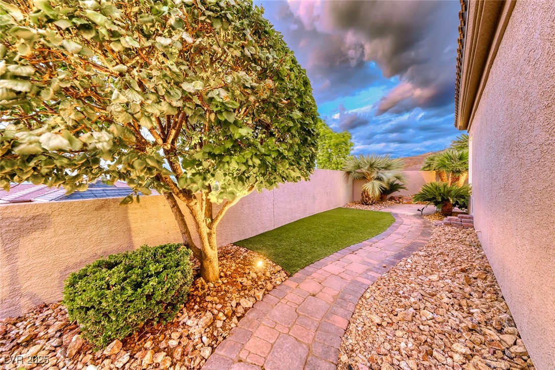 2142 Sandstone Cliffs Drive