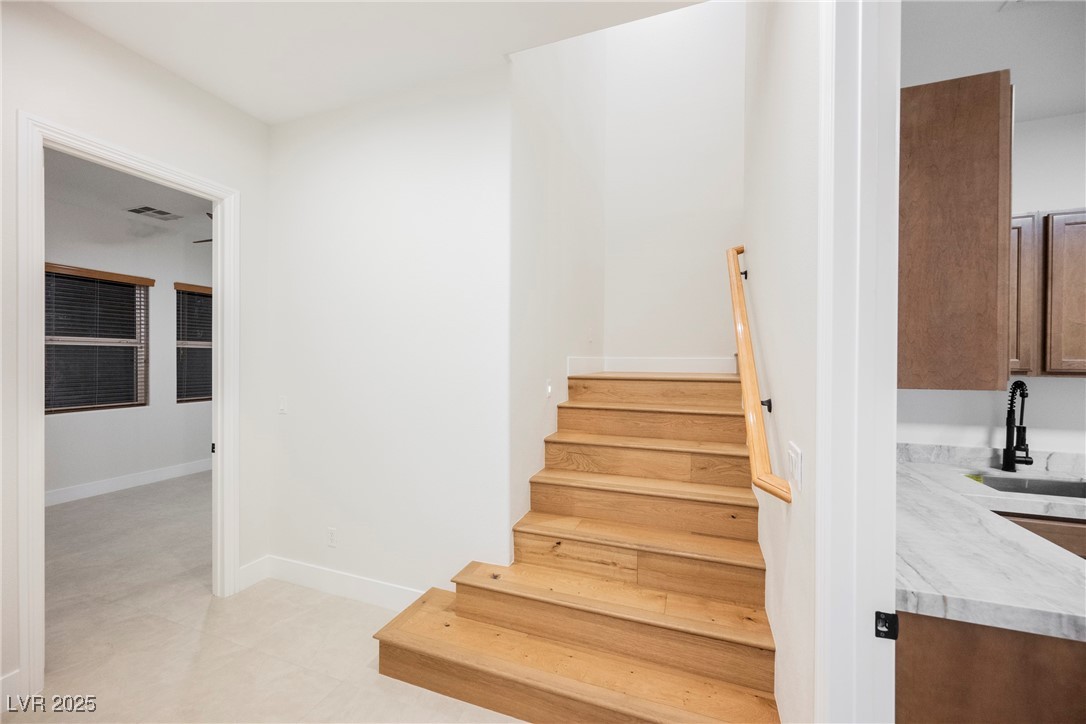 10038 Peak Lookout Street