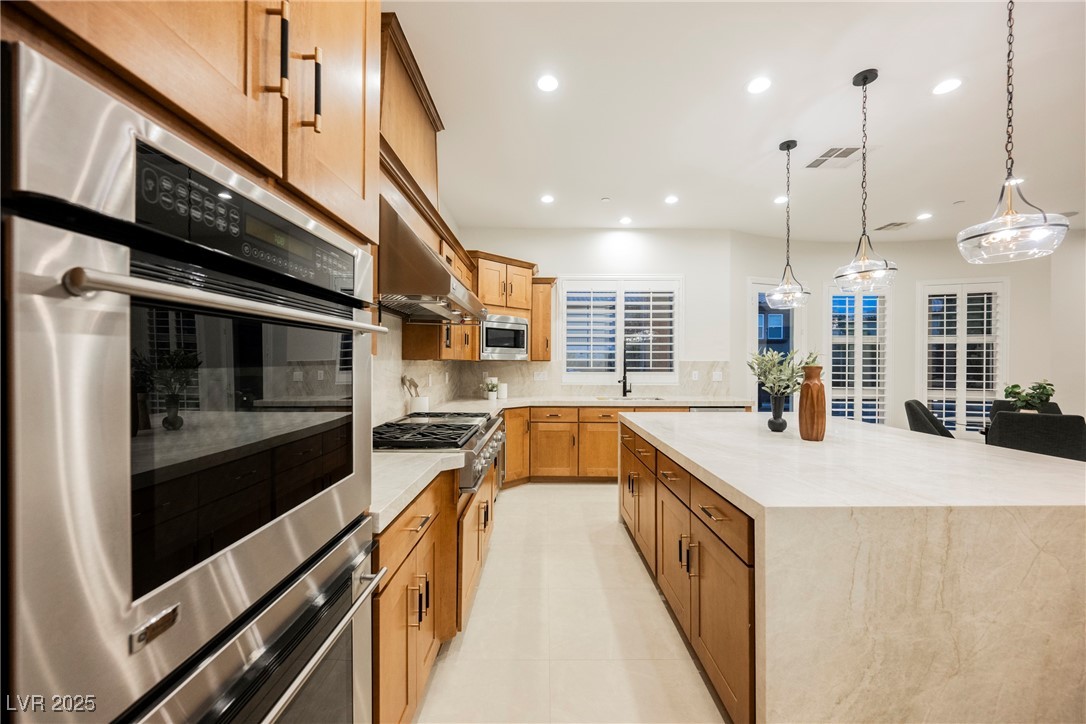 10038 Peak Lookout Street